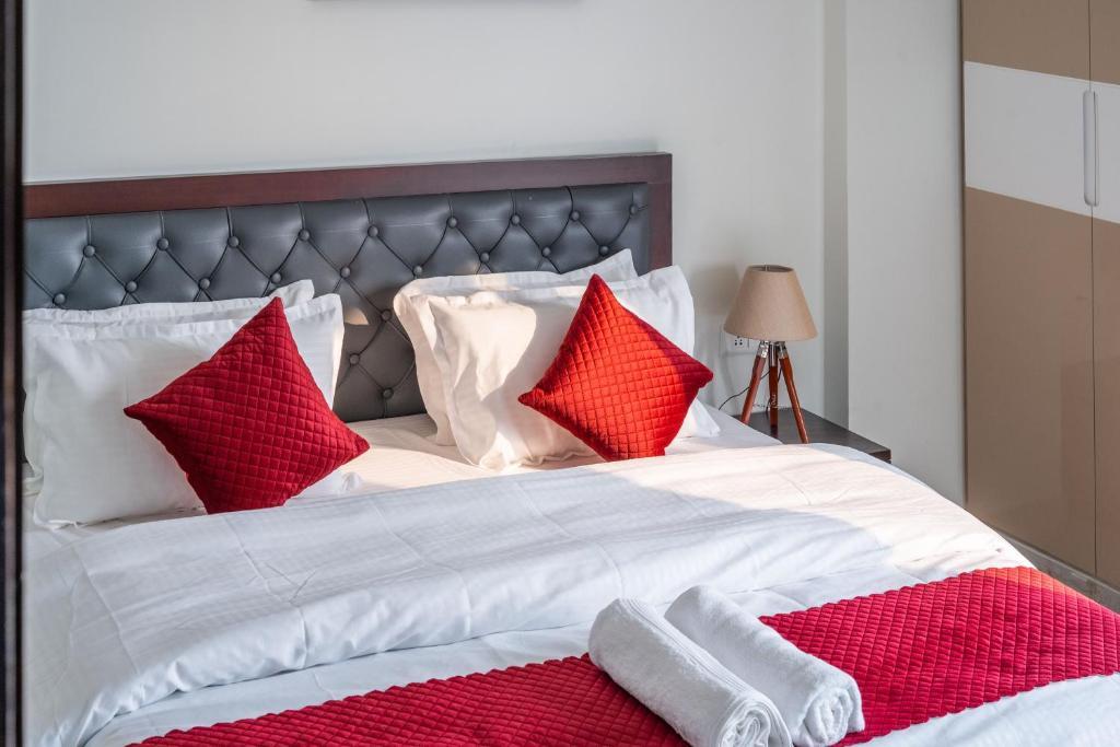Гуруграм: The Lodgers 1 BHK Serviced Apartment Golf Course Road Gurgaon