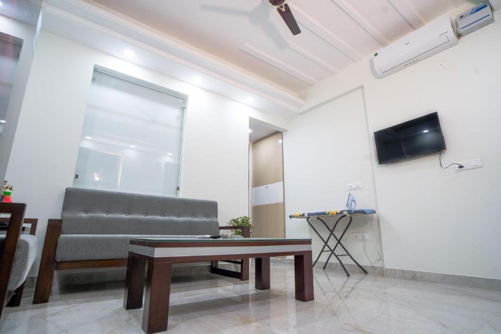 Гуруграм: The Lodgers 1 BHK Serviced Apartment Golf Course Road Gurgaon