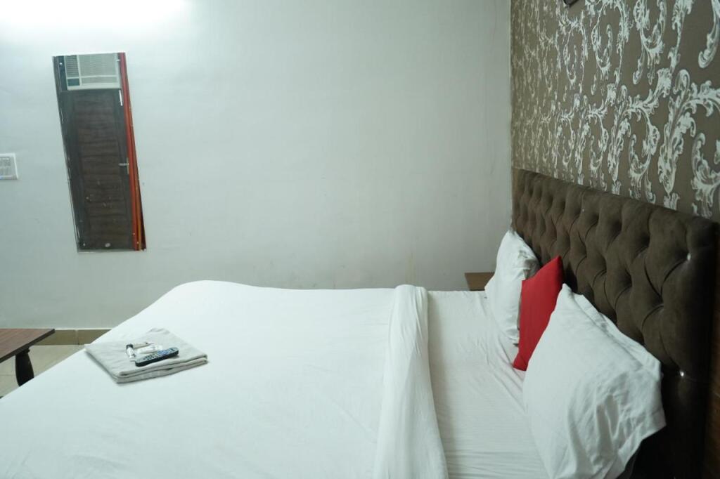 Нойда: Hotel Quadis