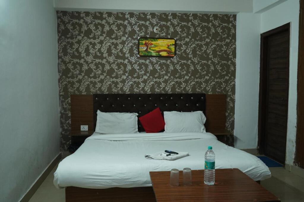 Нойда: Hotel Quadis