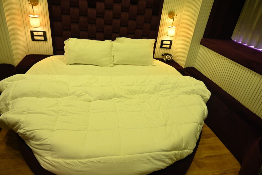 Rohtak: Ebowla Residency