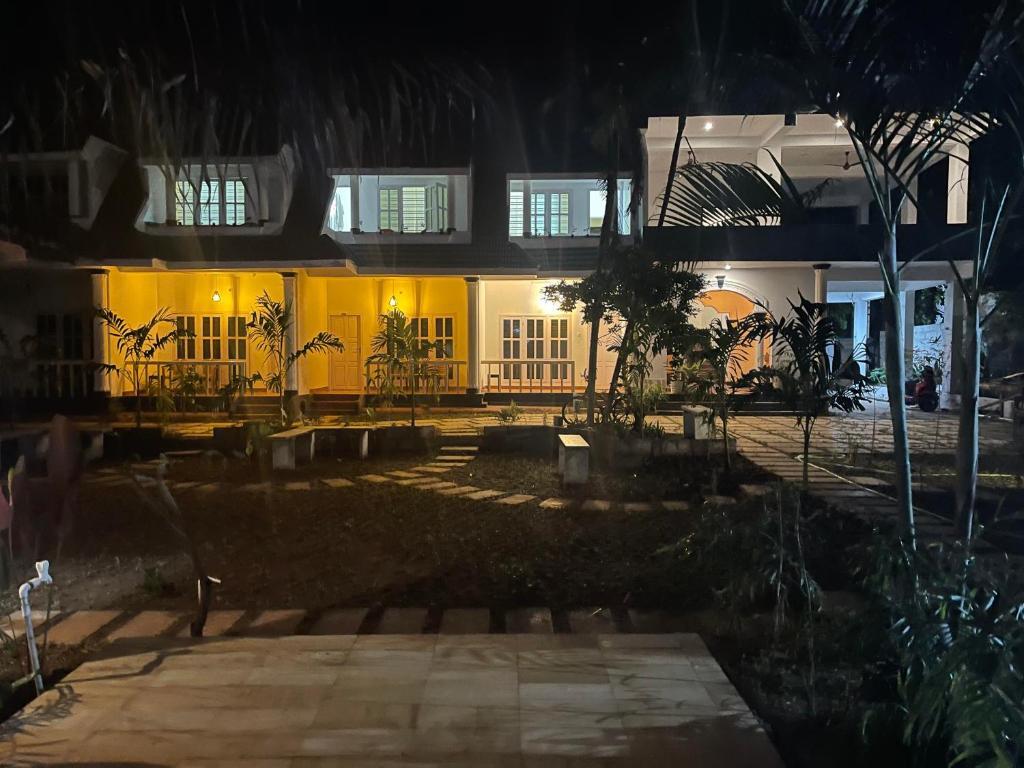 Варкала: Garden Bay Resort
