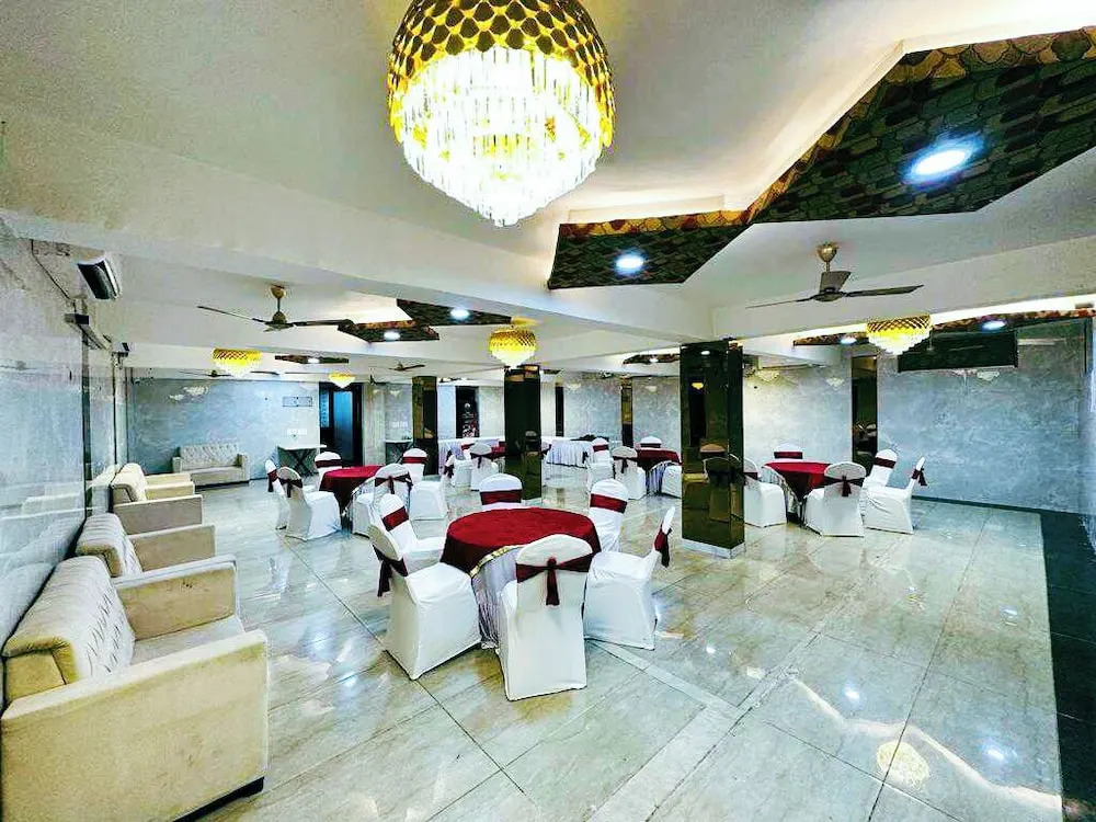 Большая Нойда: Treebo Sunny Feast