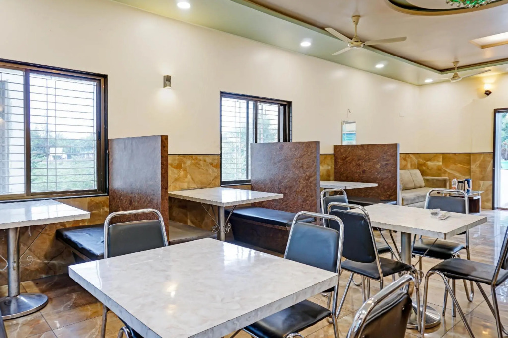 Ахмеднагар: Collection O 82198 Hotel Karishma Palace