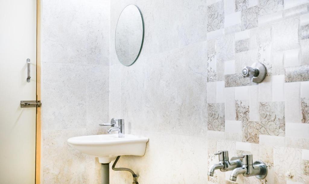 Уллал: Comforts Inn by OYO Rooms