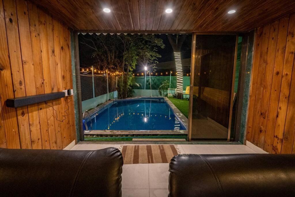 Лонавала: Leisurely Stays Blue chimes Pool 4BHK Lonavla