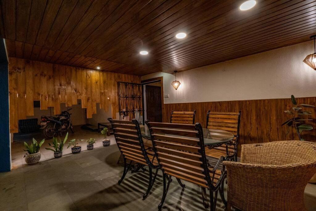 Лонавала: Leisurely Stays Blue chimes Pool 4BHK Lonavla