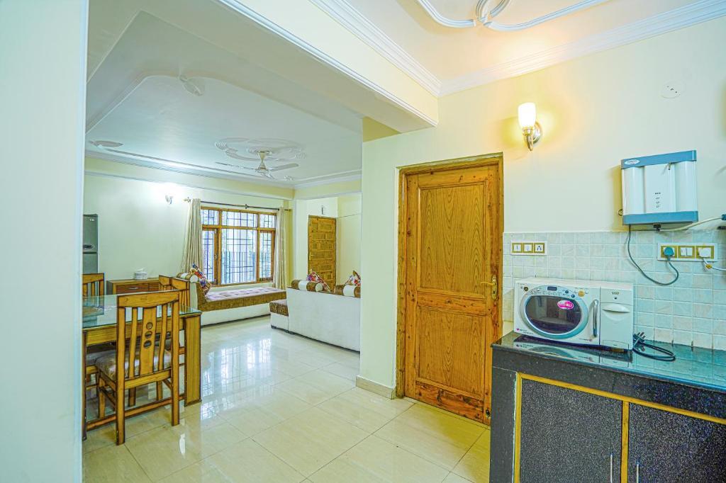 Шимла: Shimla Woods 2BHK by Dumnu Homes