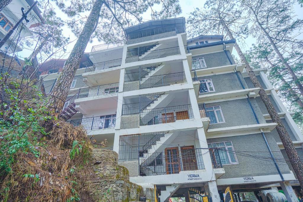 Шимла: Shimla Woods 2BHK by Dumnu Homes