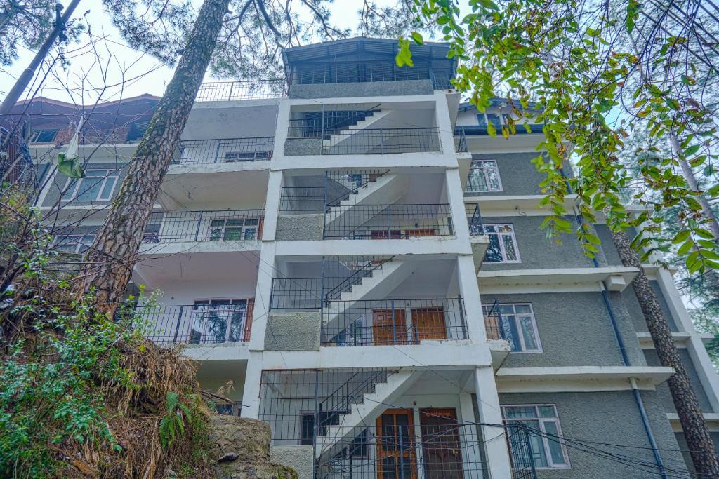 Шимла: Shimla Woods 2BHK by Dumnu Homes