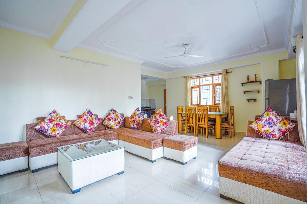 Шимла: Shimla Woods 2BHK by Dumnu Homes