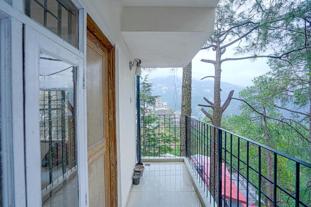 Шимла: Shimla Woods 2BHK by Dumnu Homes