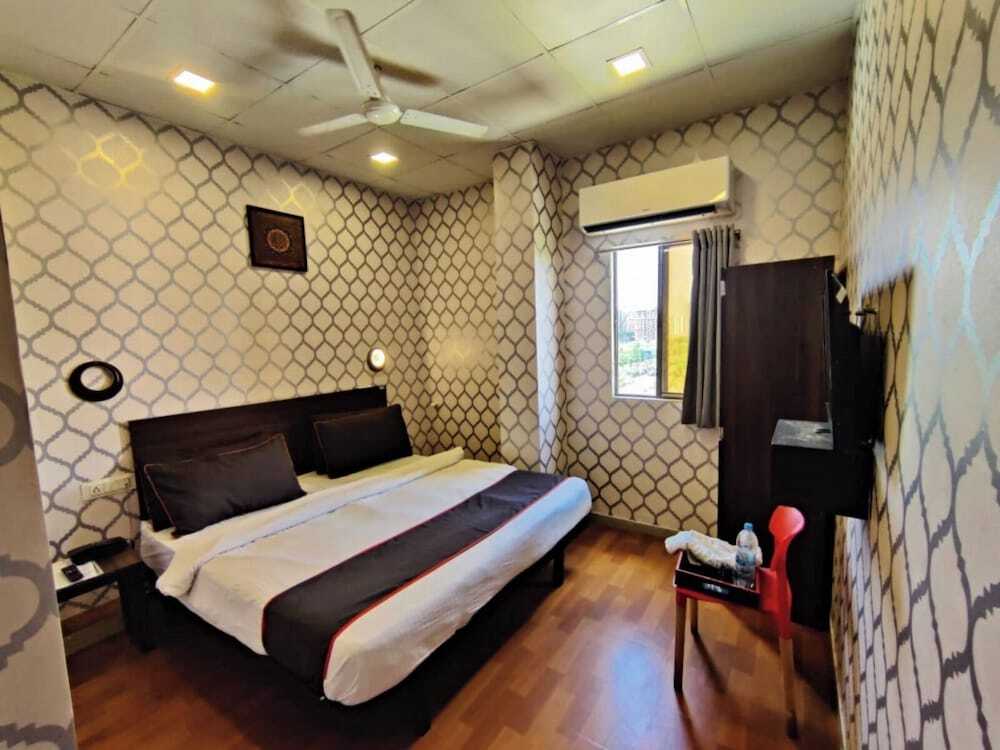 Сурат: Hotel Gokul Solitaire - Surat