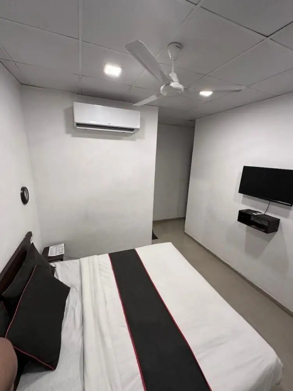 Сурат: Hotel Gokul Solitaire - Surat