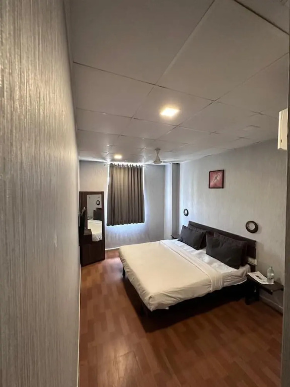 Сурат: Hotel Gokul Solitaire - Surat