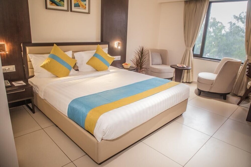 Ананд: Hotel Cypress