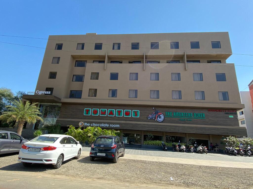 Ананд: Hotel Cypress