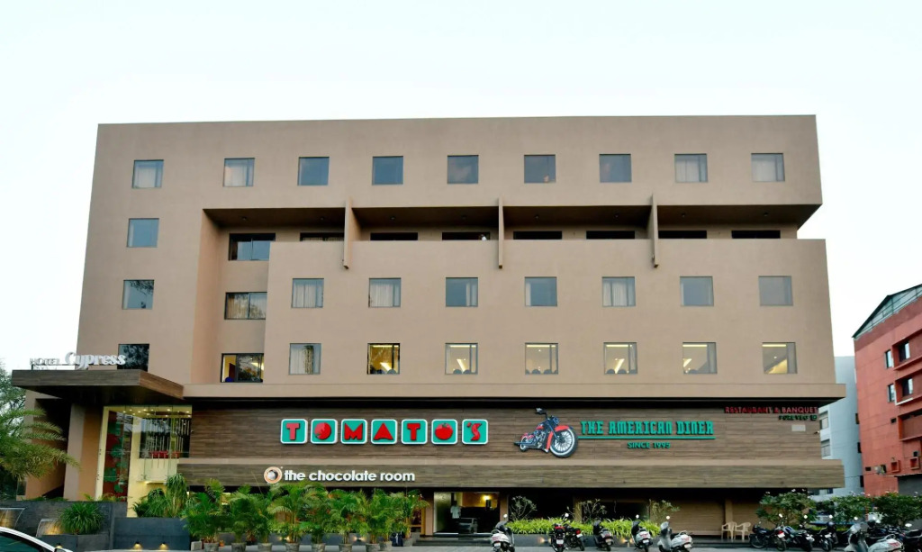 Ананд: Hotel Cypress