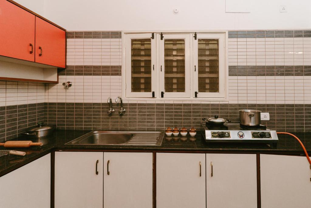 Бангалор: Athulya Square Rooms