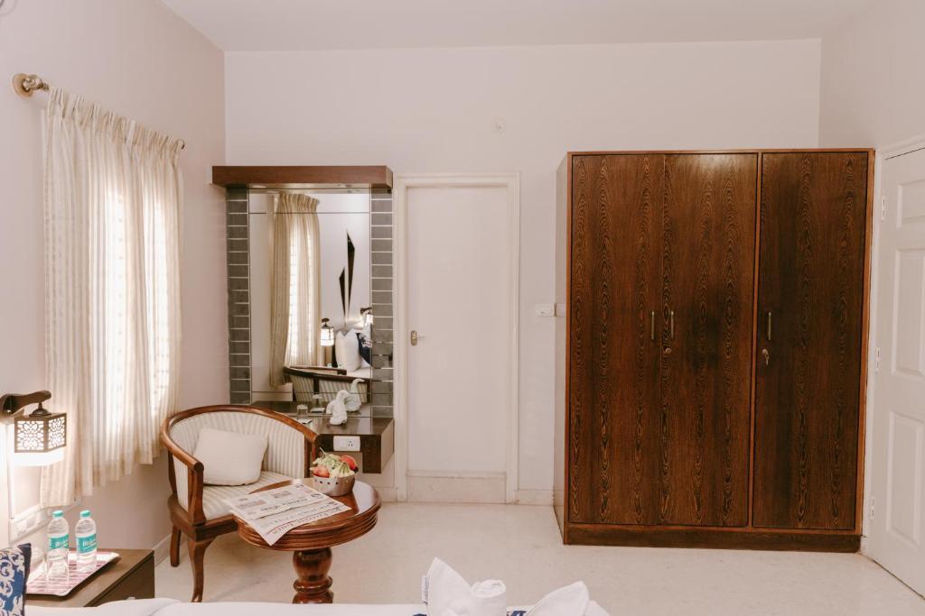 Бангалор: Athulya Square Rooms