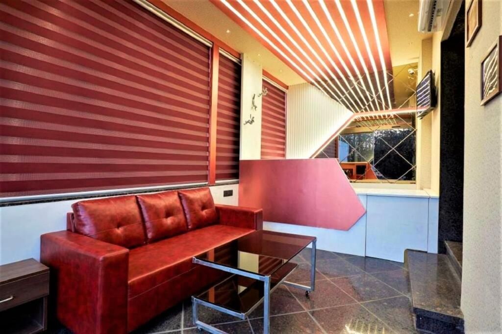 Ахмеднагар: Hotel Rose Gold