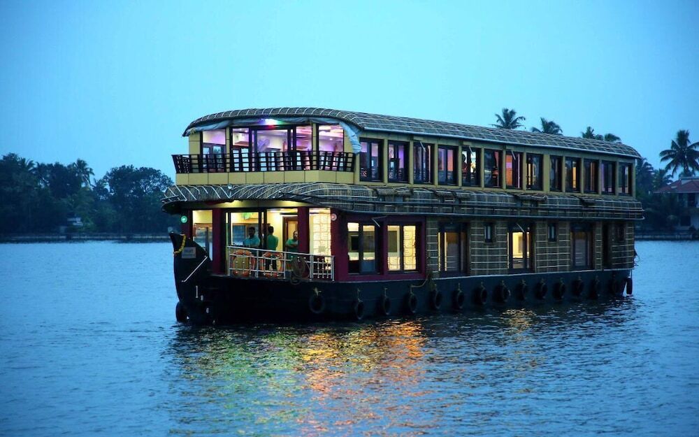 Аллеппи: Kerala Boathouse