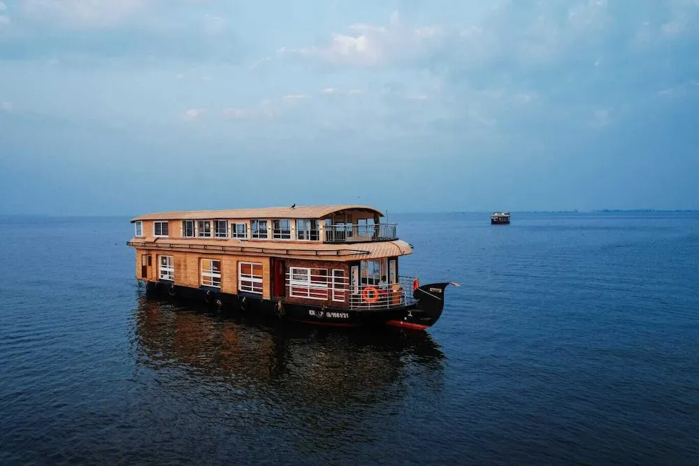 Аллеппи: Kerala Boathouse