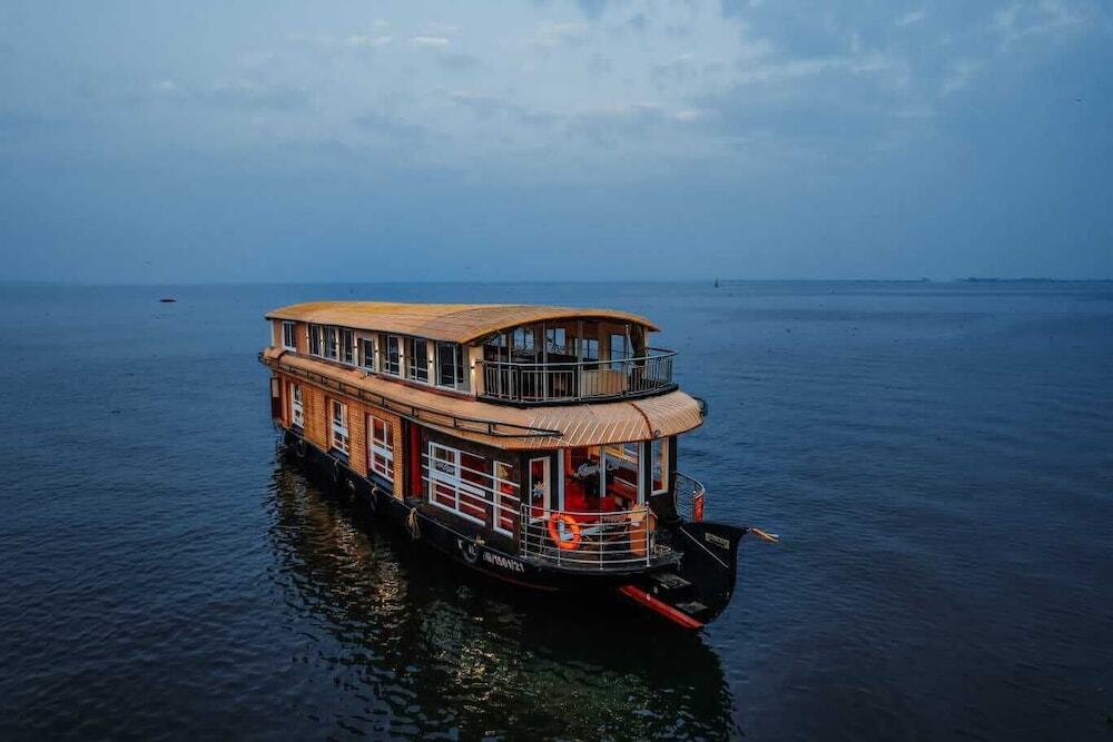 Аллеппи: Kerala Boathouse