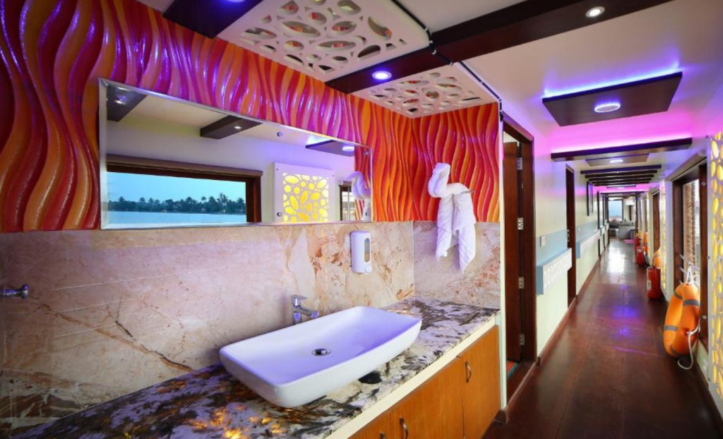 Аллеппи: Premium Luxury Houseboat