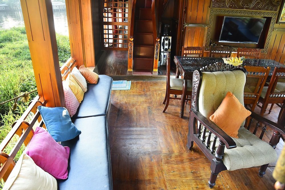 Аллеппи: Premium Luxury Houseboat