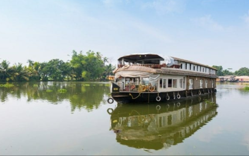 Аллеппи: Premium Luxury Houseboat