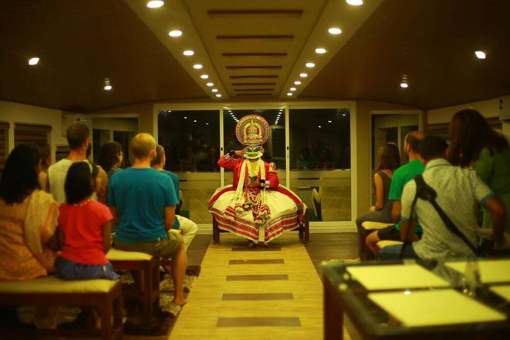 Аллеппи: Premium Luxury Houseboat