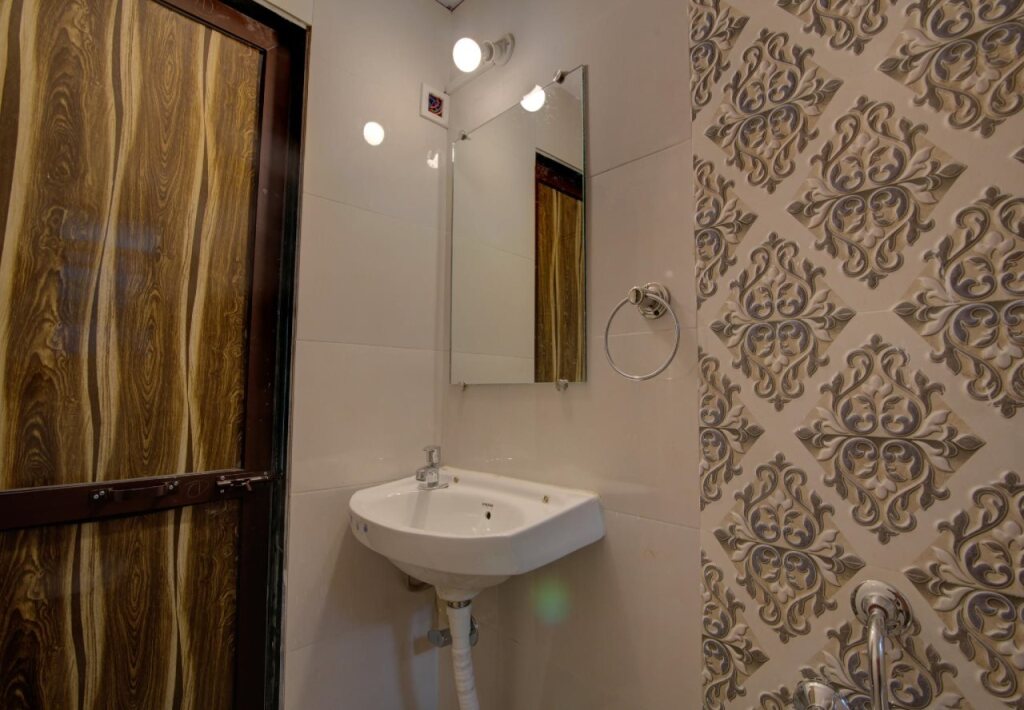 Мумбаи: Ashu Bini Hospitality Gokul Dham Film City By OYO Rooms