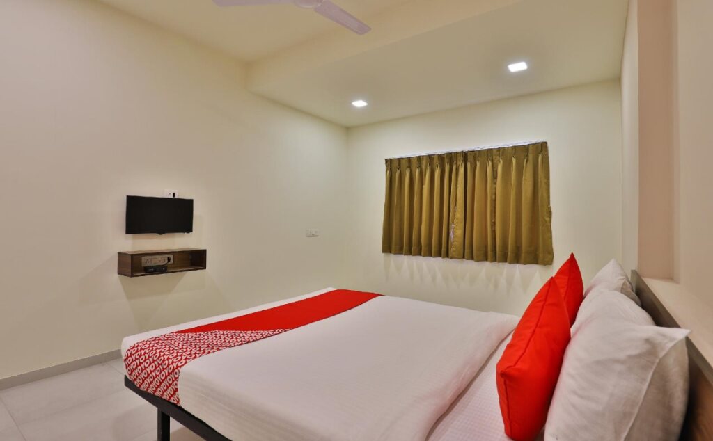 Сурат: Riddhi Siddhi Hotel By OYO Rooms
