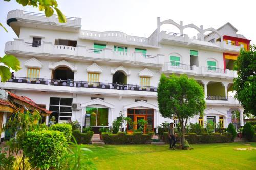 Шахджаханпур: Hotel Greenland Khairthal