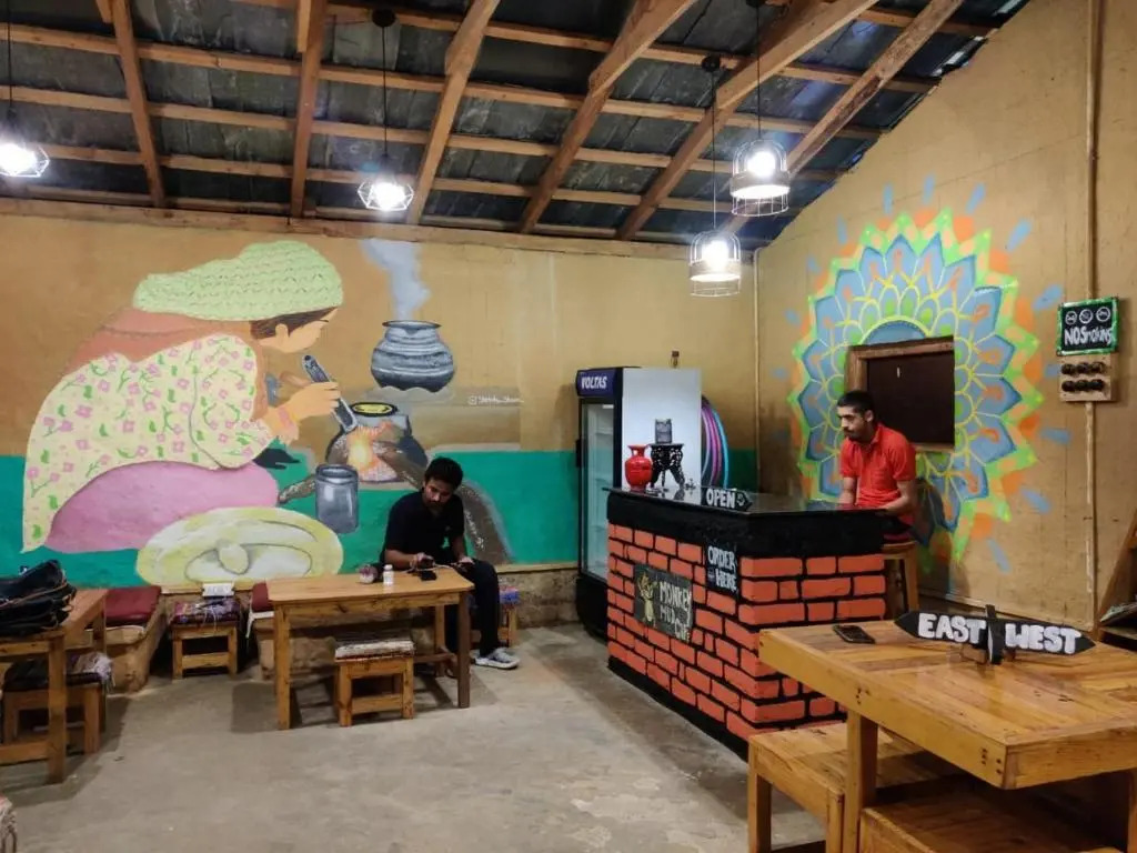 Бир: Monkey Mud Hostel And Camps