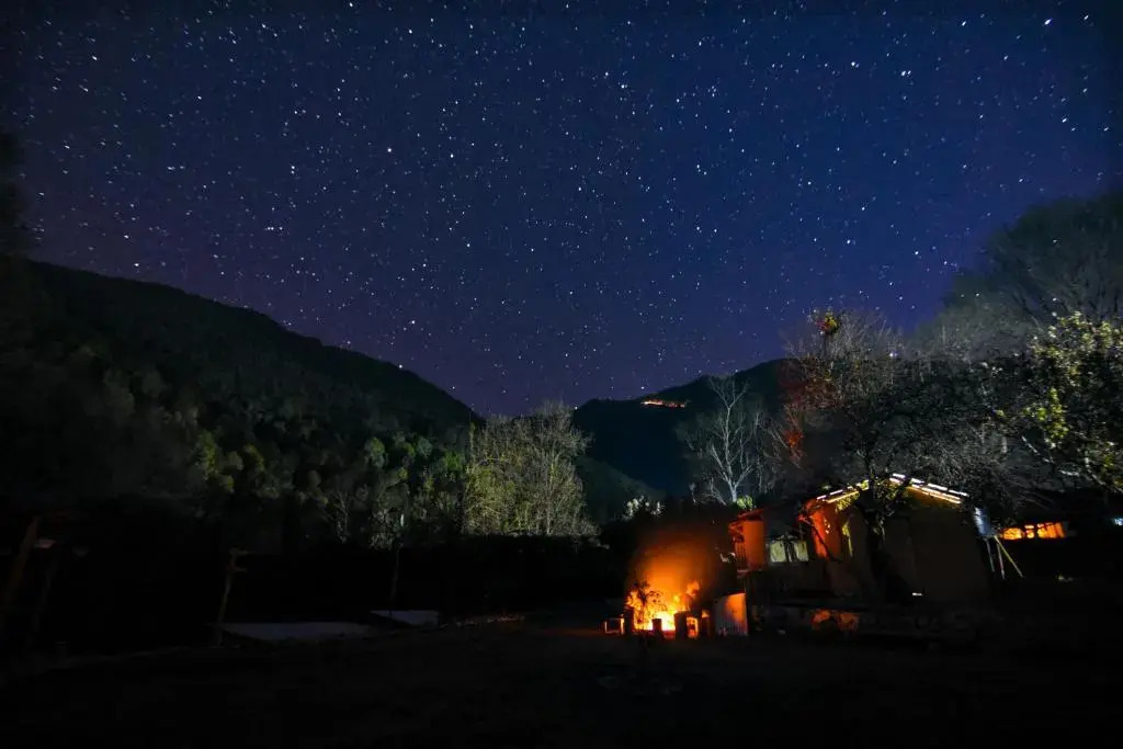 Бир: Monkey Mud Hostel And Camps