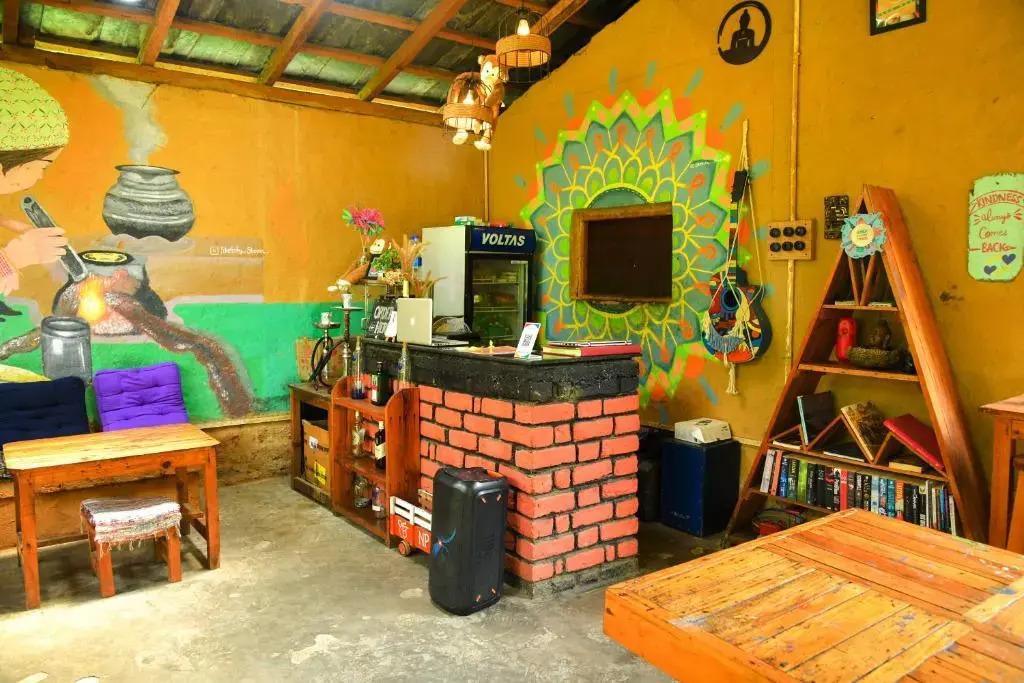 Бир: Monkey Mud Hostel And Camps