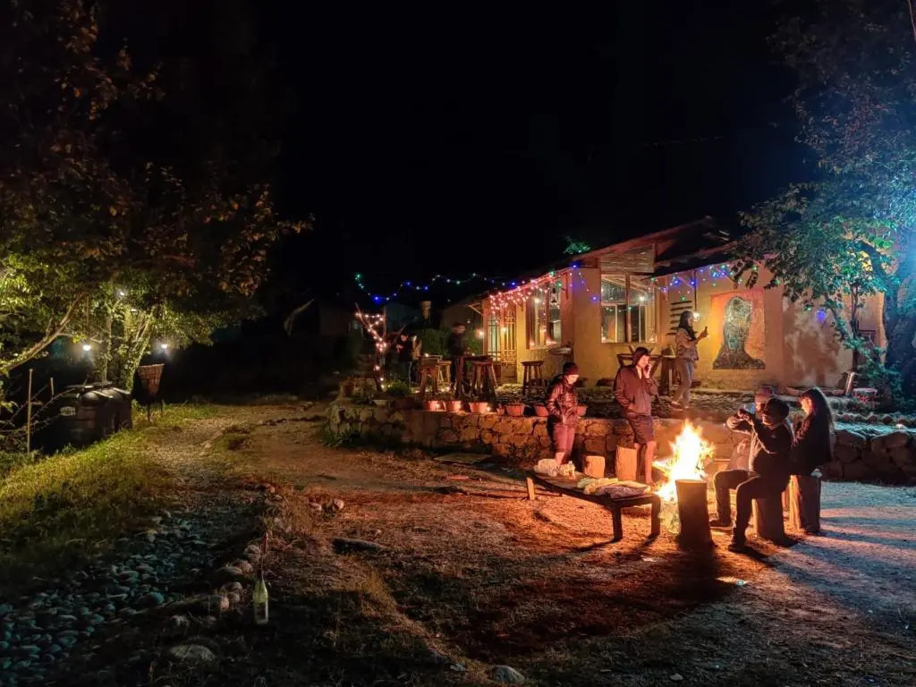 Бир: Monkey Mud Hostel And Camps