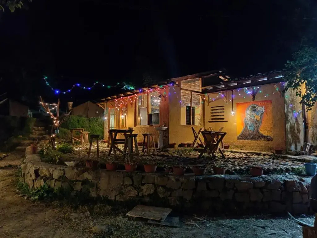 Бир: Monkey Mud Hostel And Camps