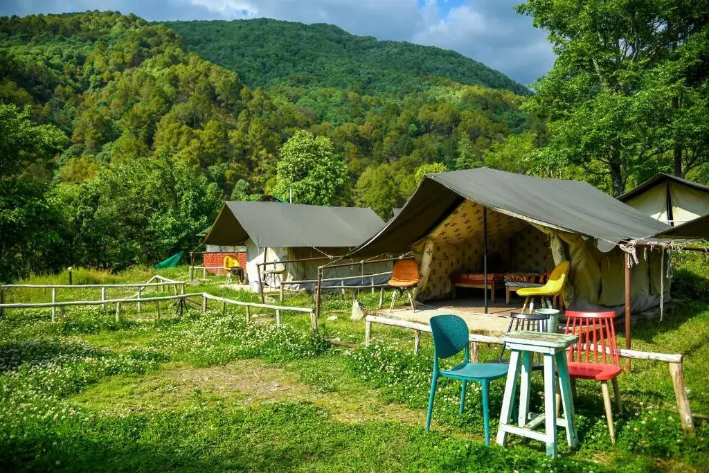Бир: Monkey Mud Hostel And Camps