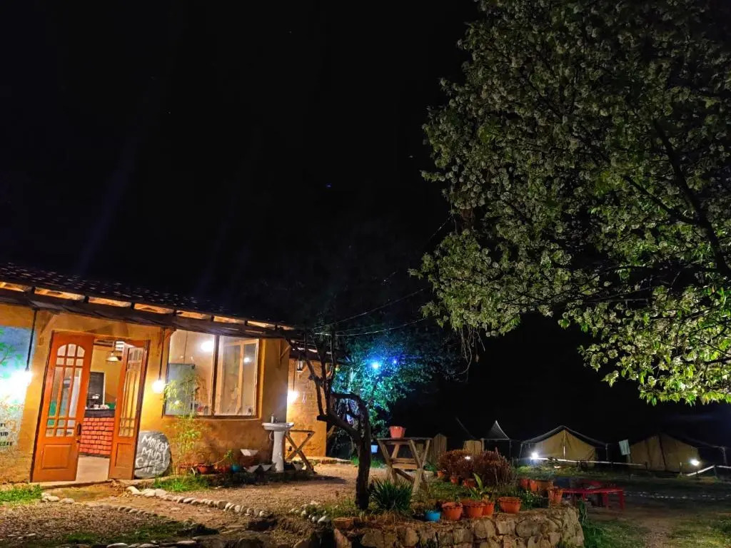 Бир: Monkey Mud Hostel And Camps
