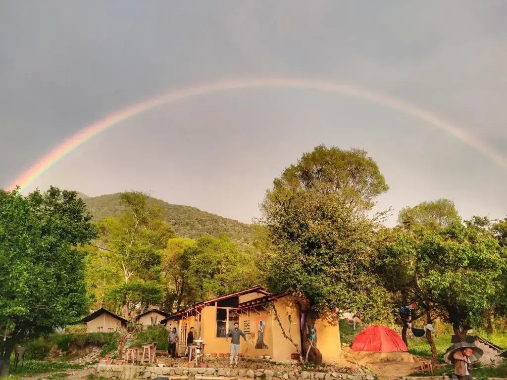 Бир: Monkey Mud Hostel And Camps
