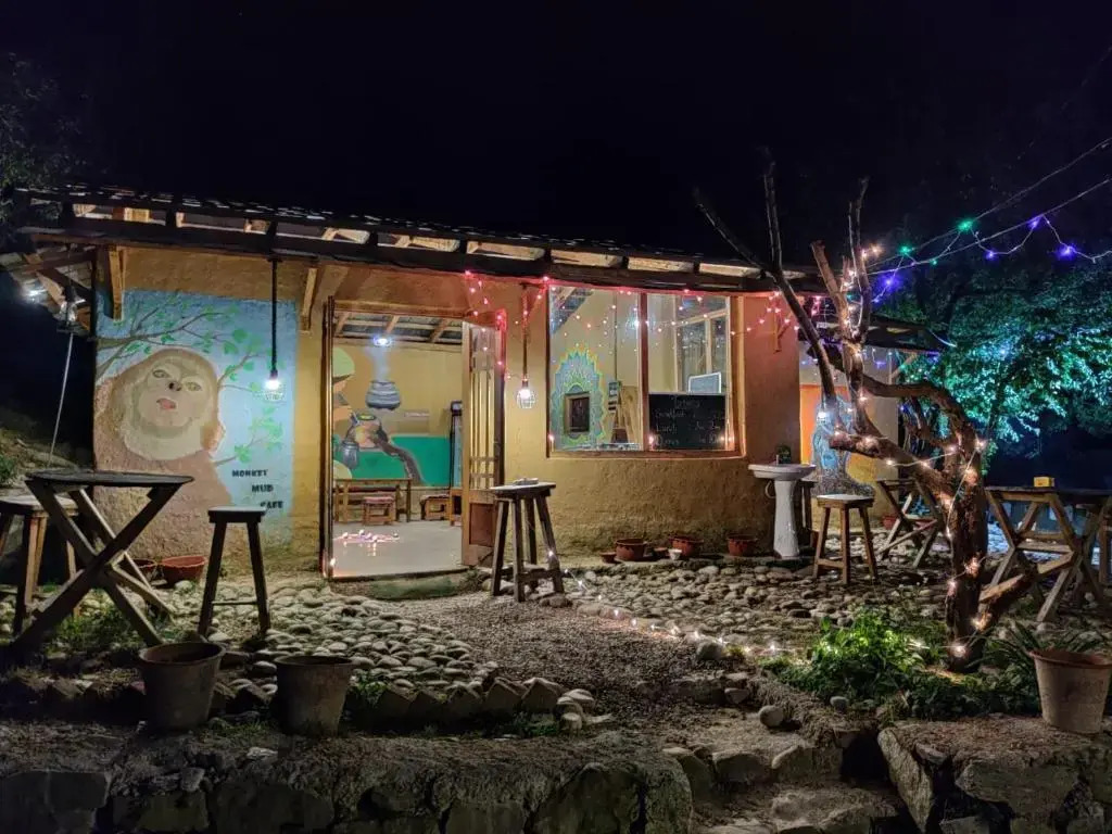 Бир: Monkey Mud Hostel And Camps