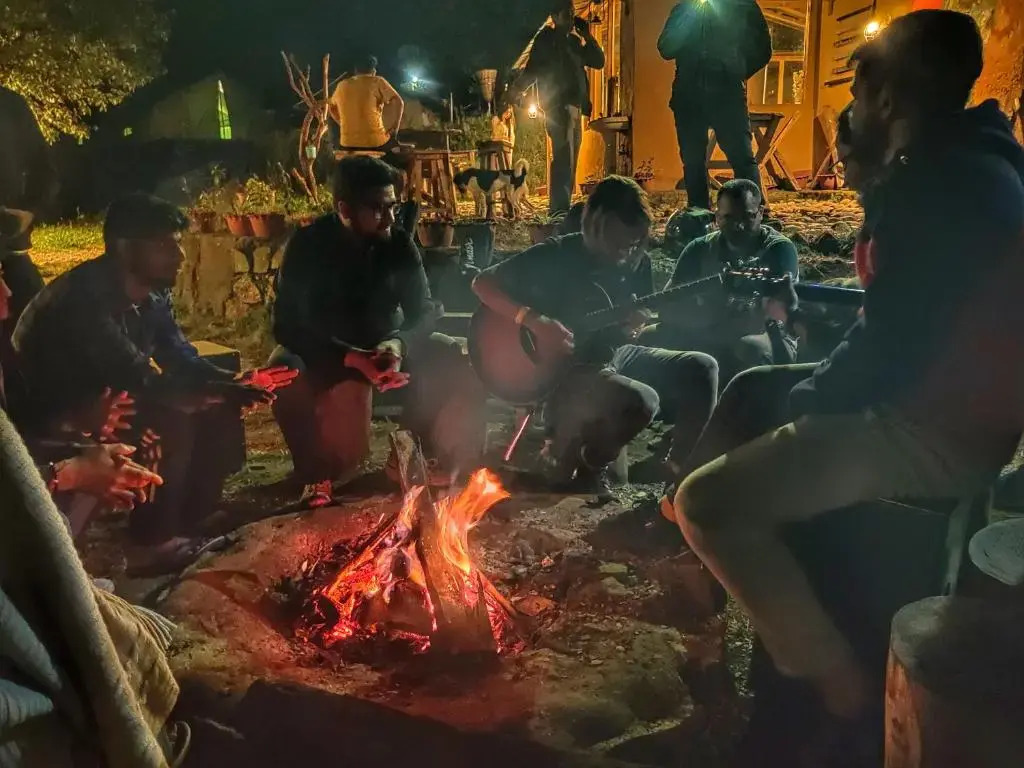 Бир: Monkey Mud Hostel And Camps