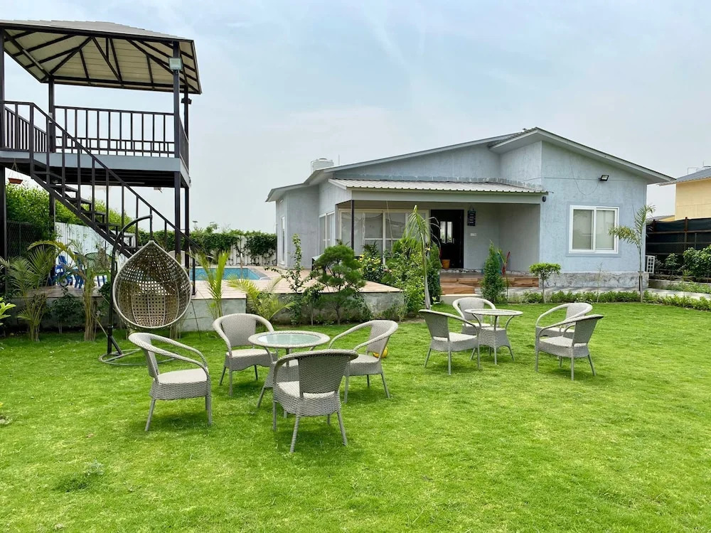 Большая Нойда: GoBravo 71: 2Bhk Farm with Pool & Garden Sector 150 Noida