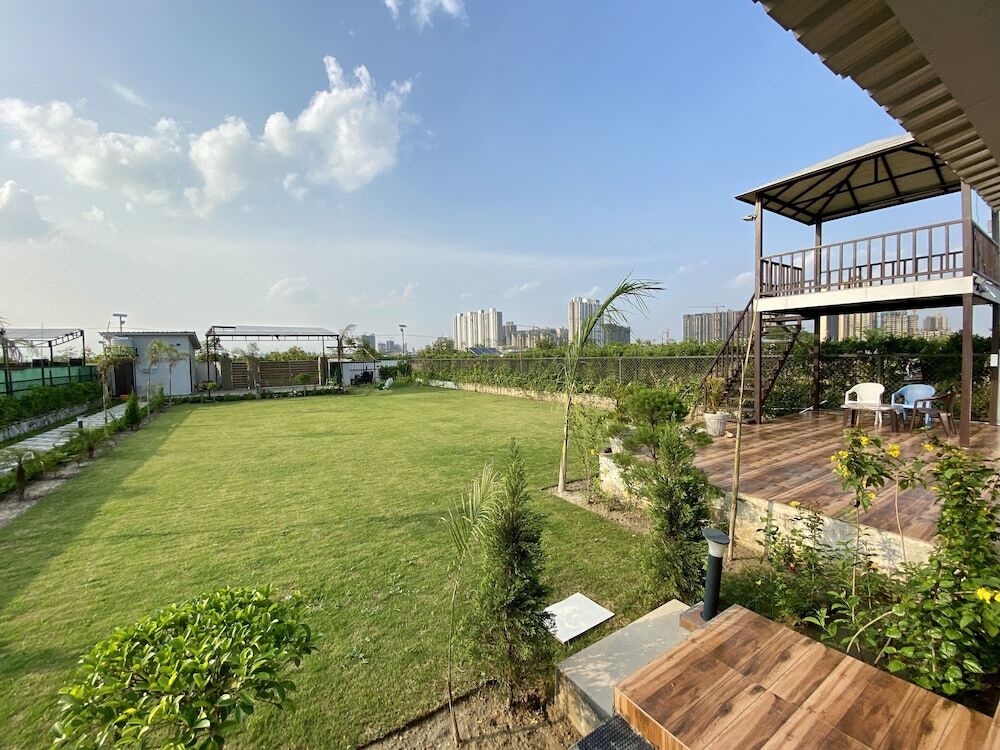 Большая Нойда: GoBravo 71: 2Bhk Farm with Pool & Garden Sector 150 Noida