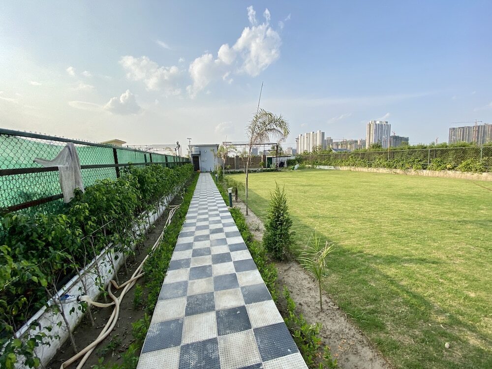 Большая Нойда: GoBravo 71: 2Bhk Farm with Pool & Garden Sector 150 Noida
