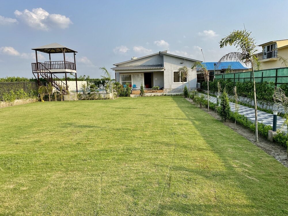 Большая Нойда: GoBravo 71: 2Bhk Farm with Pool & Garden Sector 150 Noida