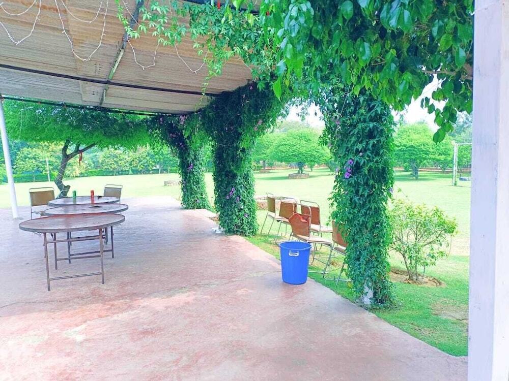 Гуруграм: Luxury Private Farmhouse